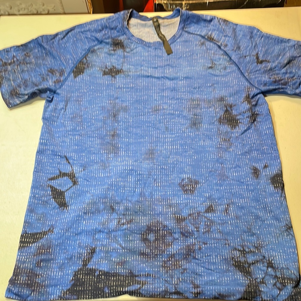 Men’s lululemon short sleeve shirt size XL blue